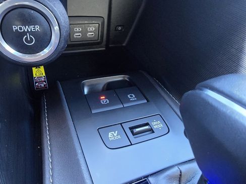 Certified 2023 Toyota Venza XLE image 27