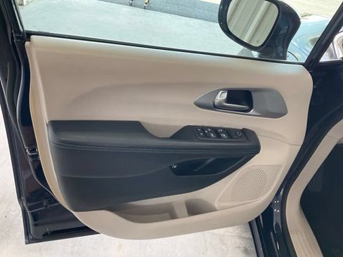 Used 2018 Chrysler Pacifica Touring Plus FWD image 4