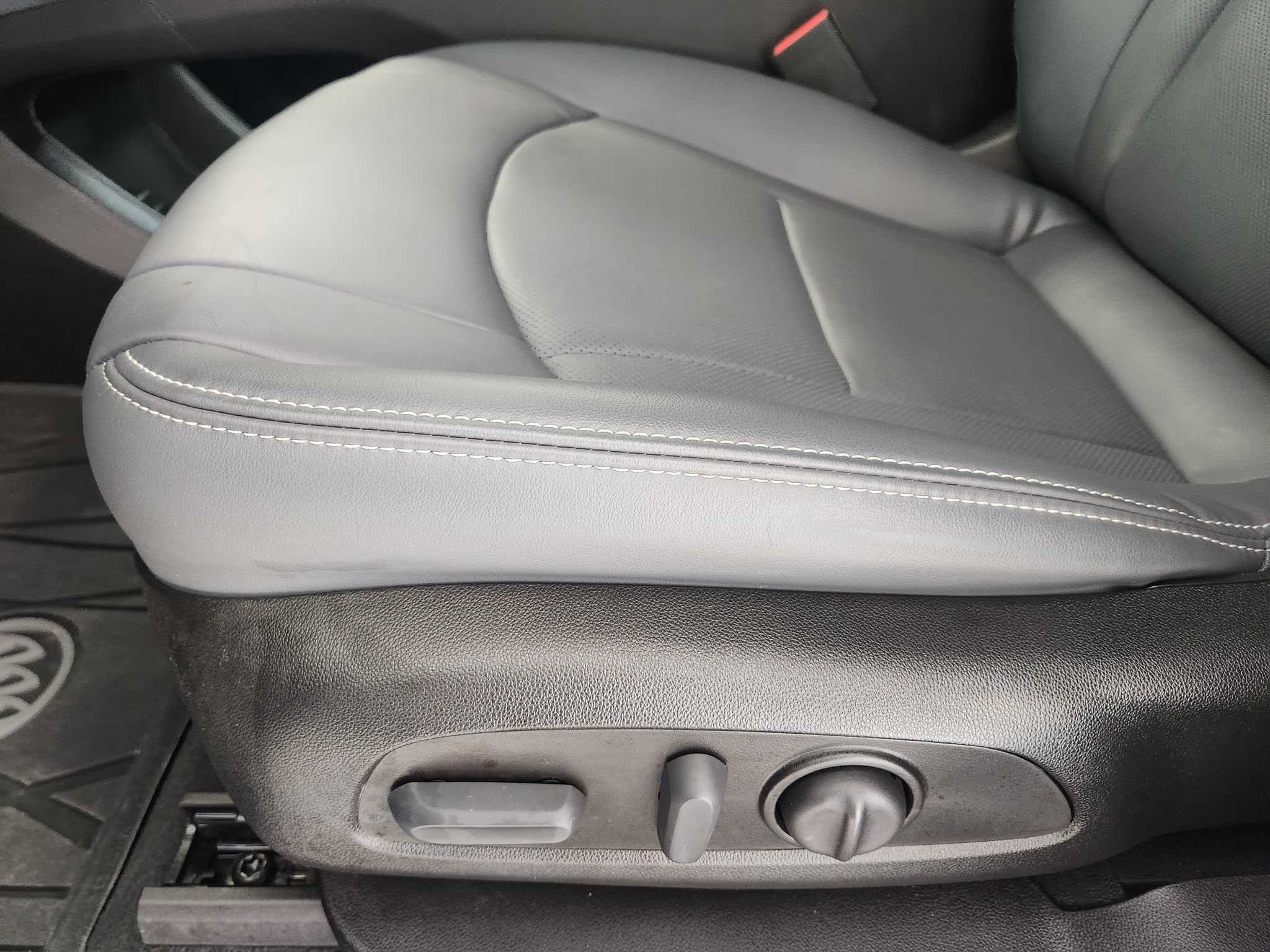 Used 2023 Buick Enclave Essence FWD image 24