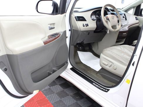 Used 2013 Toyota Sienna XLE image 13