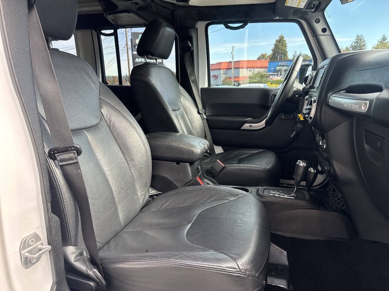Used 2016 Jeep Wrangler Unlimited Sahara w/ Connectivity Group AWD/4WD image 17