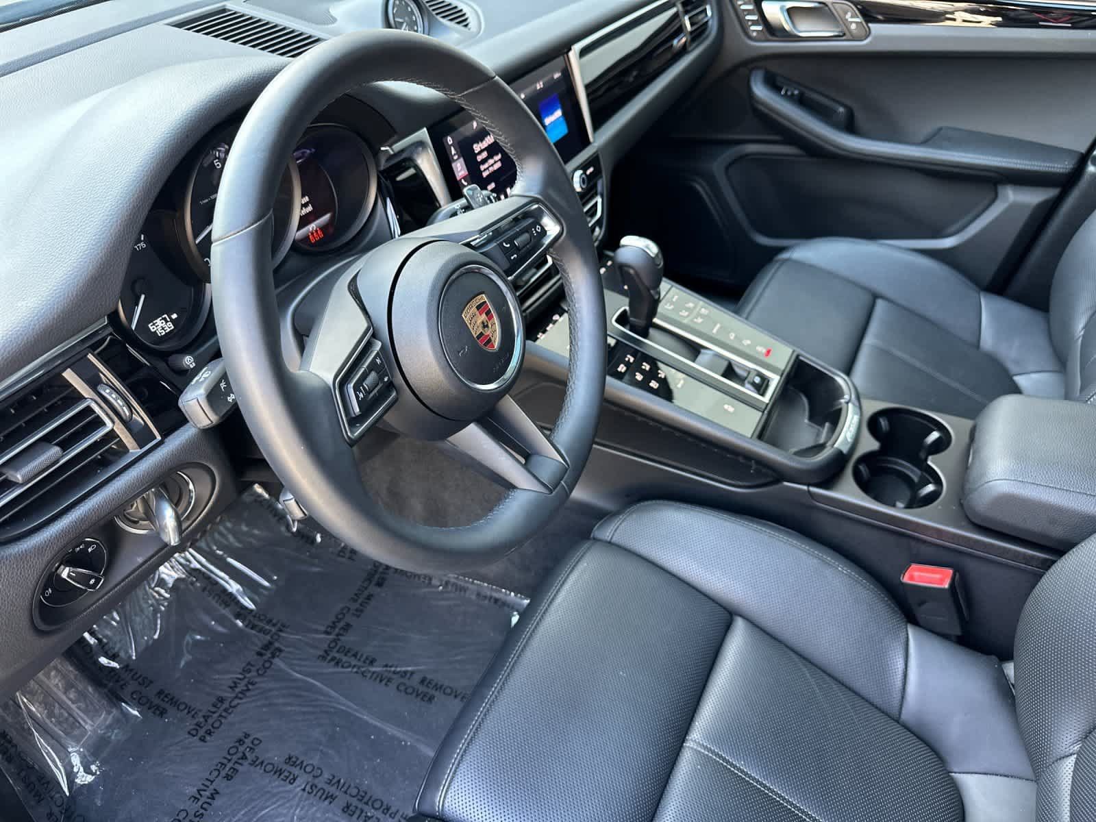Certified 2025 Porsche Macan AWD/4WD image 4