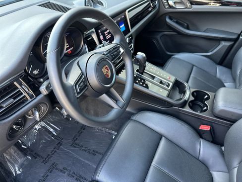 Certified 2025 Porsche Macan AWD/4WD image 4