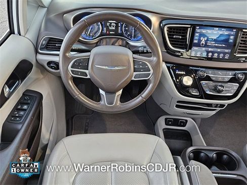 Used 2018 Chrysler Pacifica Touring-L image 7