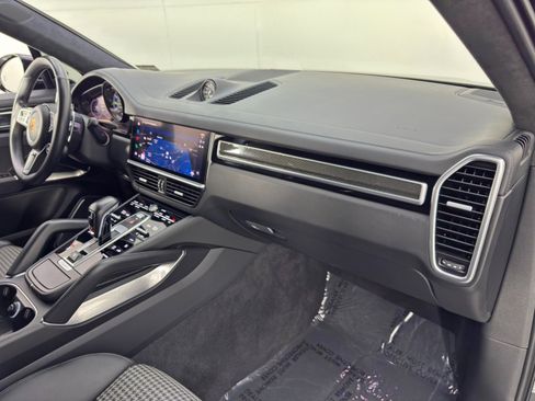 Used 2022 Porsche Cayenne Turbo S image 14