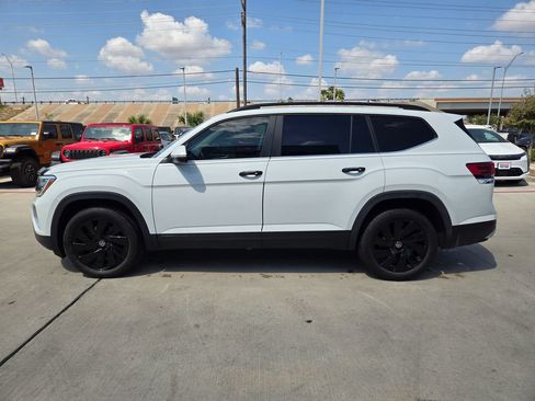 Used 2024 Volkswagen Atlas SE w/ Panoramic Sunroof Package FWD image 6
