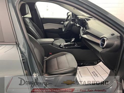 Used 2025 Chevrolet Trax LT FWD image 37