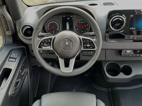 Used 2024 Mercedes-Benz Sprinter 2500 image 13