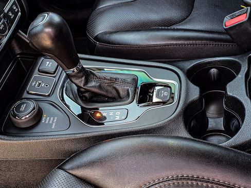 Used 2023 Jeep Cherokee Altitude Lux image 16