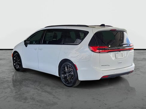 New 2026 Chrysler Pacifica Select FWD image 3