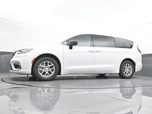 Used 2025 Chrysler Pacifica Select FWD image 42