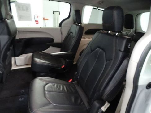 Used 2019 Chrysler Pacifica Touring-L image 4