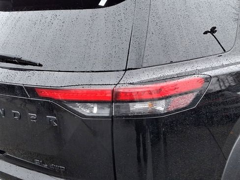 Used 2023 Nissan Pathfinder SL w/ Black Appearance Package image 7