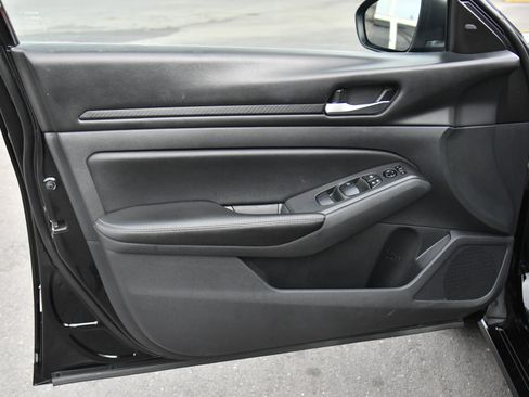 Used 2024 Nissan Altima 2.5 SV image 13