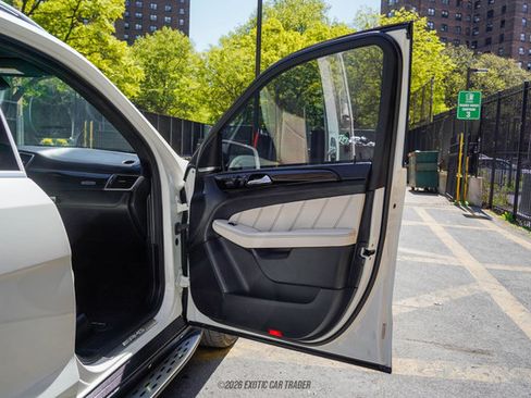Used 2015 Mercedes-Benz ML 63 AMG 4MATIC image 19