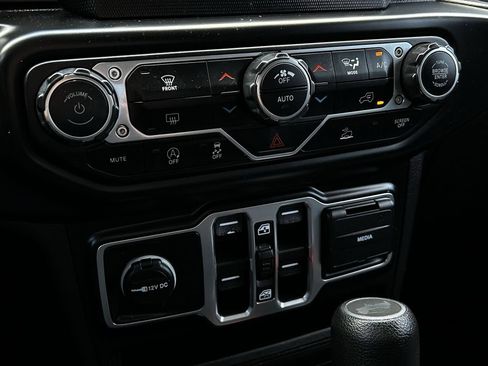 Used 2021 Jeep Wrangler Unlimited Sahara AWD/4WD image 19