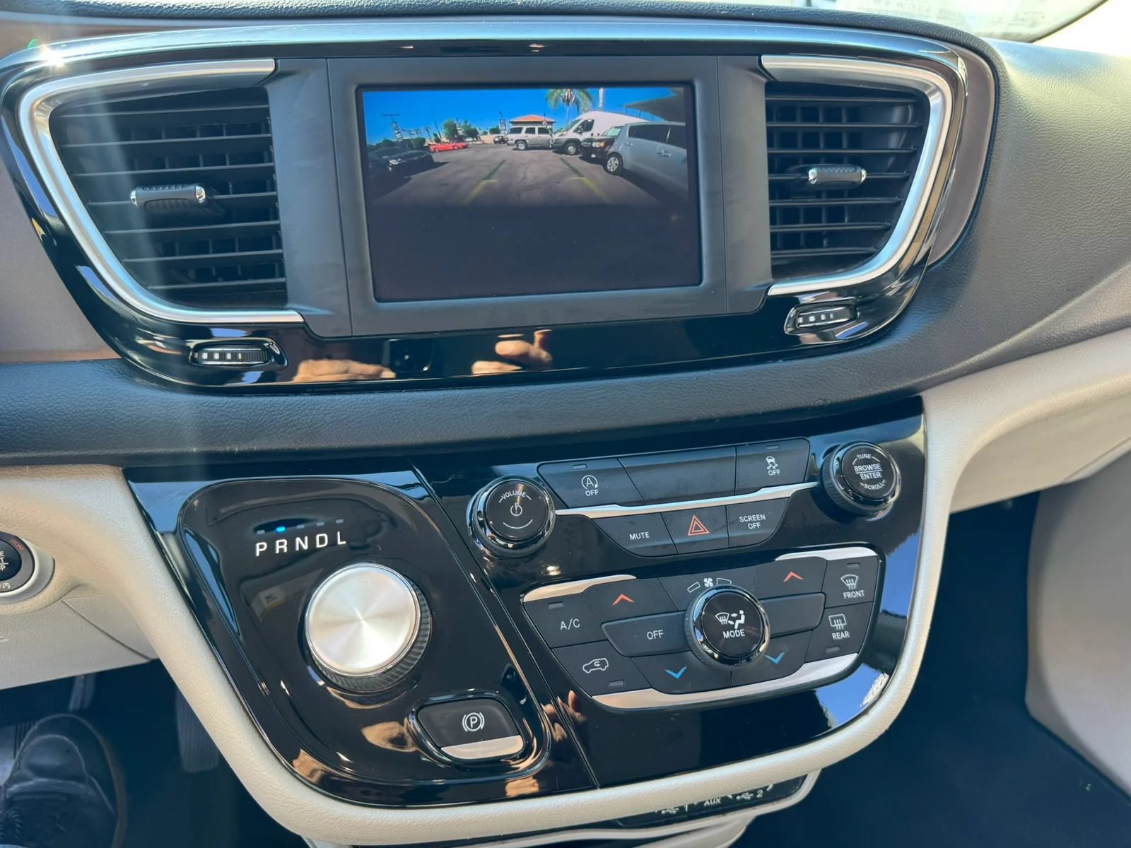 Used 2022 Chrysler Voyager LX FWD image 16