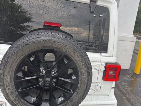 Used 2021 Jeep Wrangler Unlimited Sahara AWD/4WD image 14