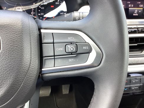 Used 2024 Jeep Compass Latitude image 30