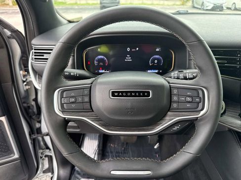 Used 2024 Jeep Wagoneer L Series II image 39