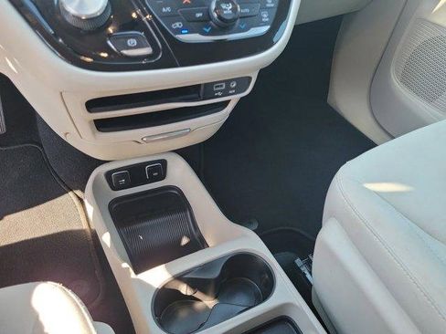 Used 2018 Chrysler Pacifica Touring Plus image 32