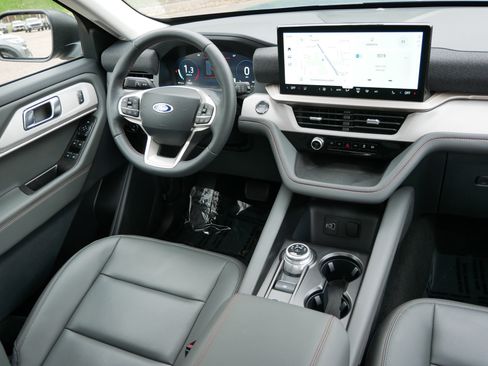 Used 2026 Ford Explorer Active w/ Active Comfort Package AWD/4WD image 9