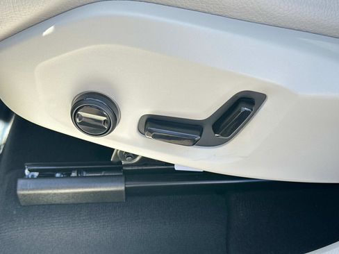 Certified 2025 Volvo XC60 T8 Plus w/ Protection Package Premier image 18