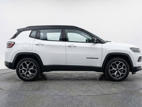 Used 2025 Jeep Compass Limited image 11