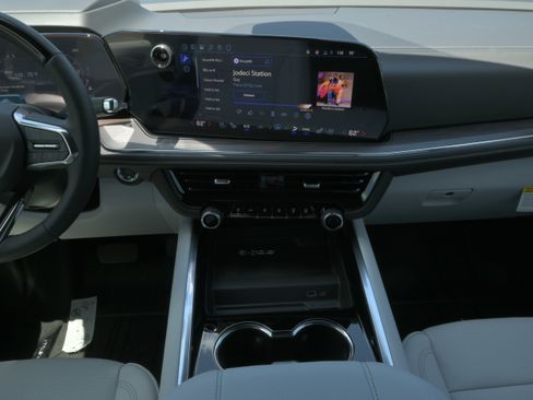 New 2026 Chevrolet Suburban Premier AWD/4WD image 17