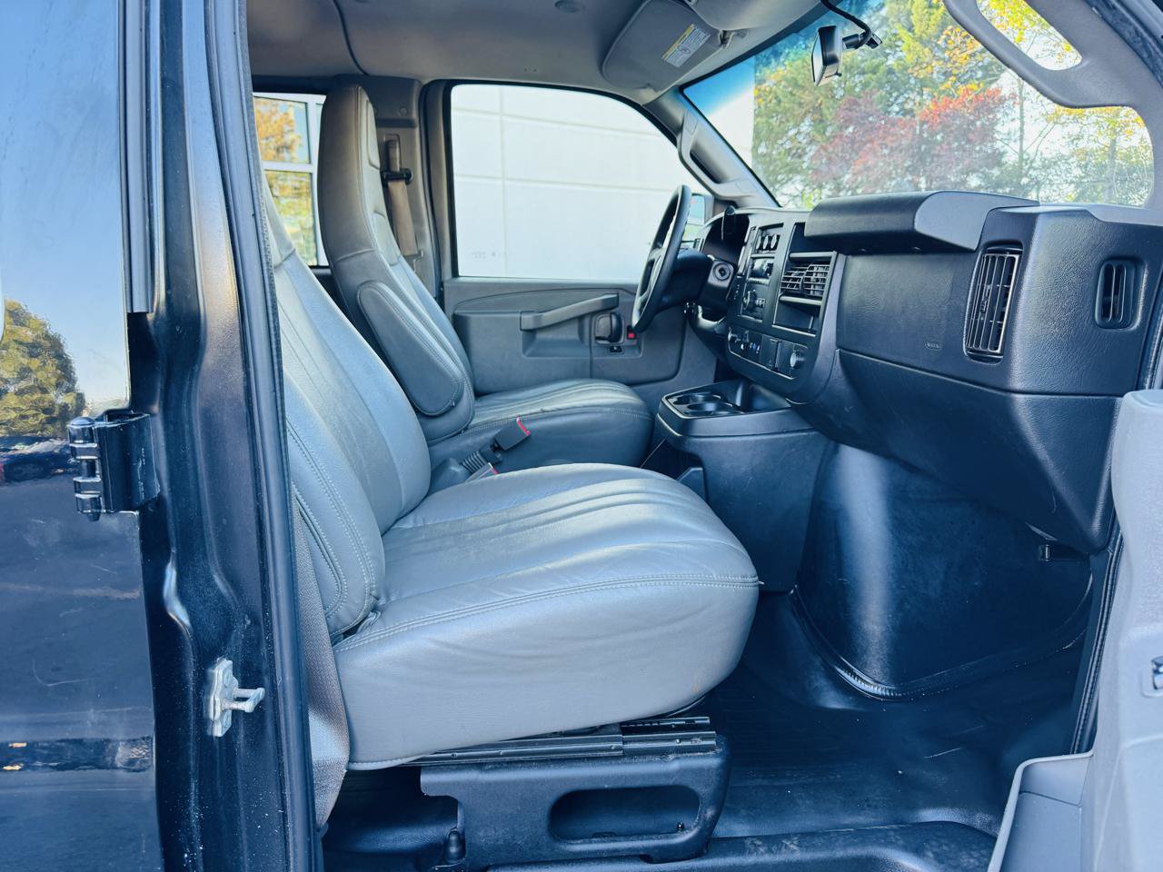 Used 2020 GMC Savana 3500 LS RWD image 17