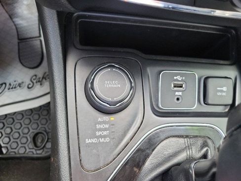 Used 2019 Jeep Cherokee Latitude Plus image 14
