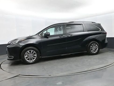 Used 2024 Toyota Sienna XLE FWD image 5