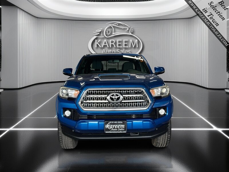 Used 2017 Toyota Tacoma TRD Sport w/ Tow Package RWD image 2