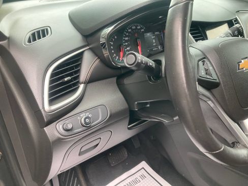 Used 2018 Chevrolet Trax LT w/ LT Convenience Package AWD/4WD image 17