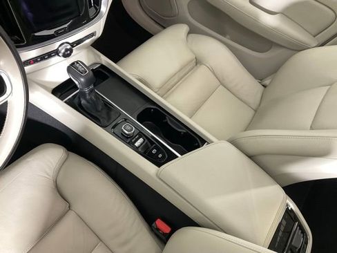 Used 2021 Volvo S60 T5 Inscription image 21