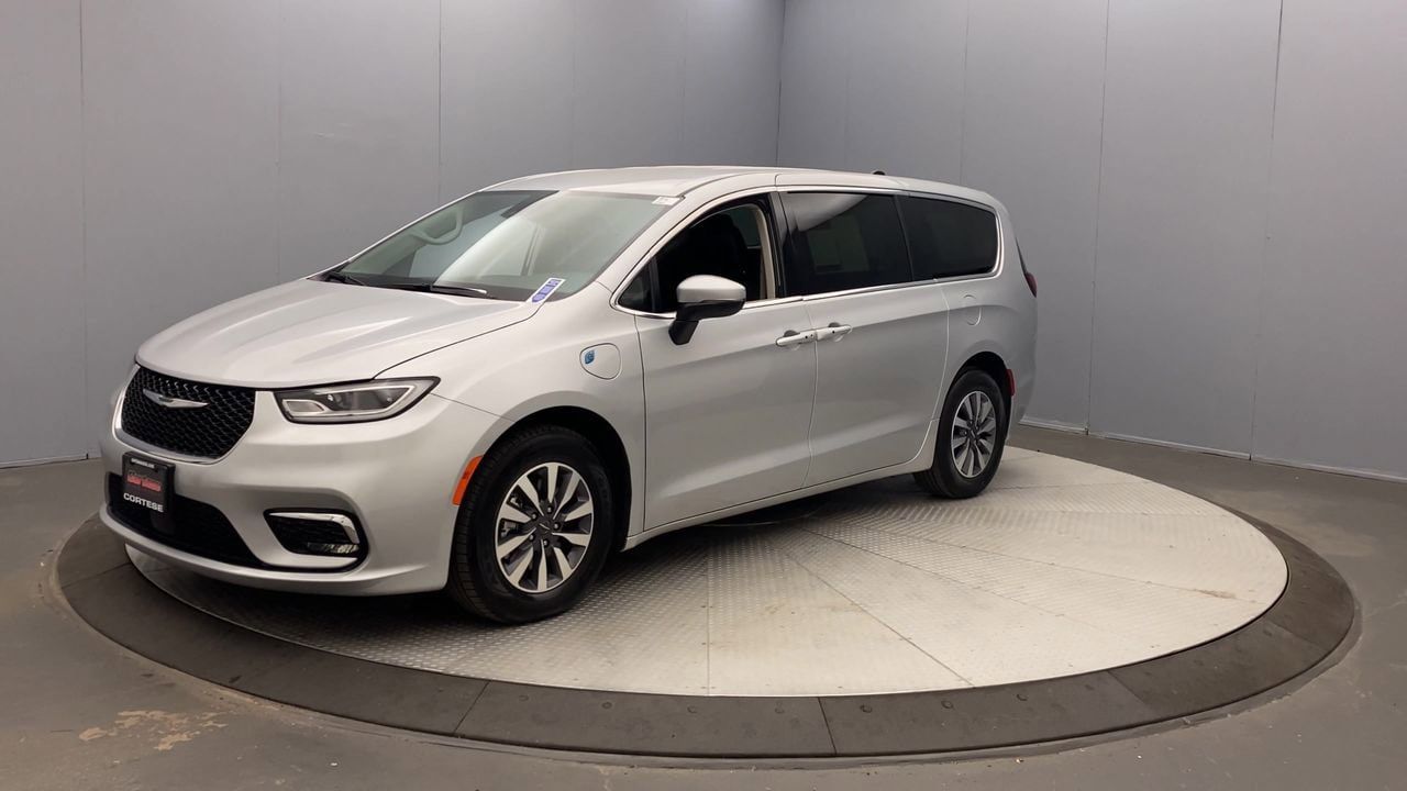 Used 2023 Chrysler Pacifica Touring-L FWD image 9