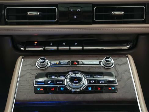 Used 2022 Lincoln Aviator Reserve w/ Equipment Group 201A AWD/4WD image 16