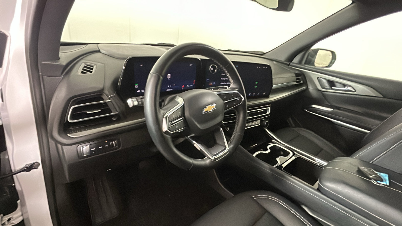 Used 2025 Chevrolet Traverse LT AWD/4WD image 16