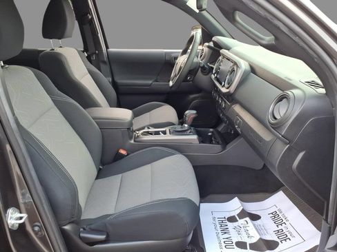 Used 2022 Toyota Tacoma TRD Sport w/ Black Out Package (TMS) AWD/4WD image 13