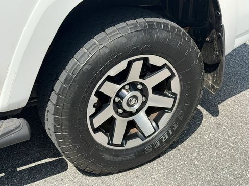 Used 2018 Toyota 4Runner TRD Off-Road AWD/4WD image 12
