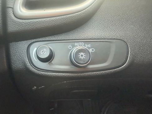 Used 2020 Chevrolet Trax LT w/ LT Convenience Package image 17