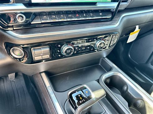 New 2026 GMC Sierra 1500 SLT image 27