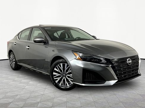 Certified 2024 Nissan Altima 2.5 SV w/ SV Premium Package FWD image 3