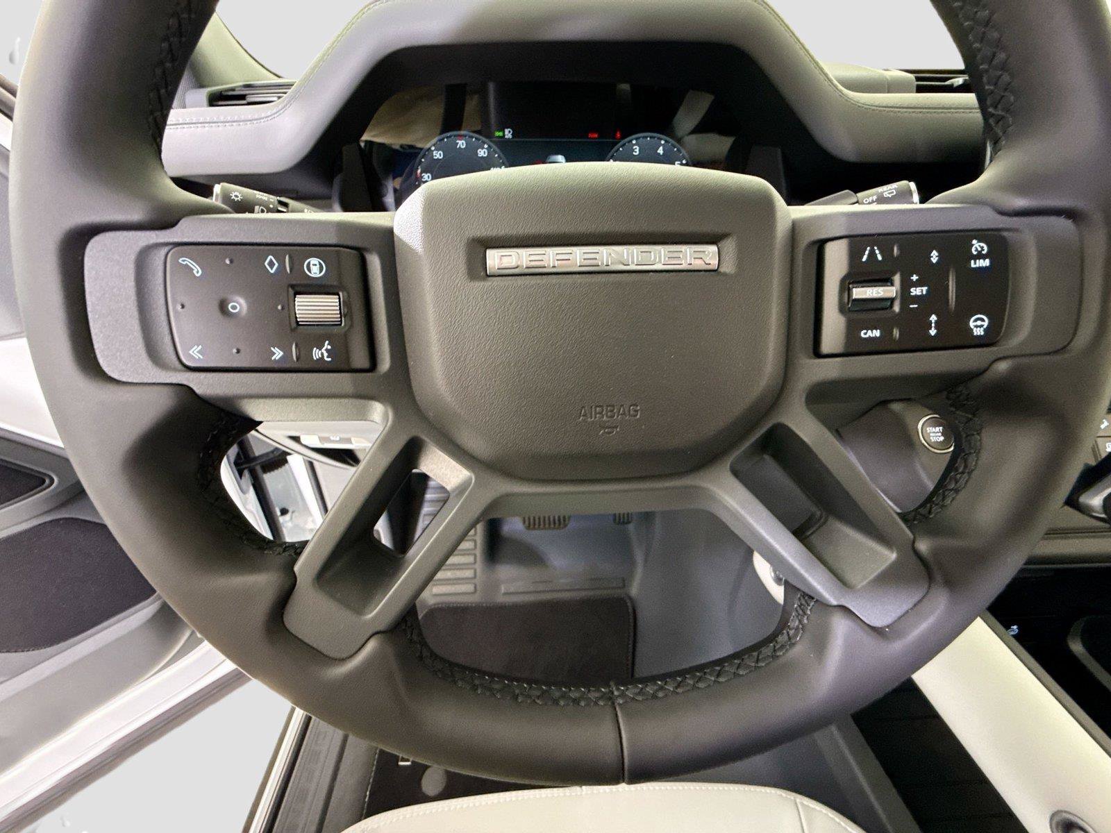 Used 2026 Land Rover Defender 110 X-Dynamic SE AWD/4WD image 17