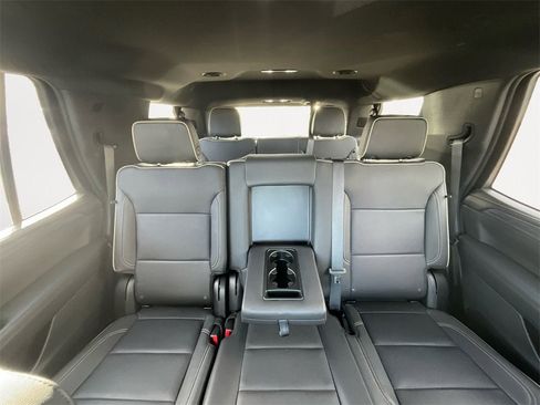 Used 2024 GMC Yukon SLT w/ SLT Luxury Package image 13
