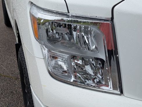 Used 2024 Nissan Titan SV w/ SV Convenience Package AWD/4WD image 9