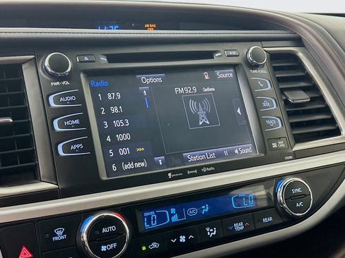 Used 2019 Toyota Highlander XLE image 21