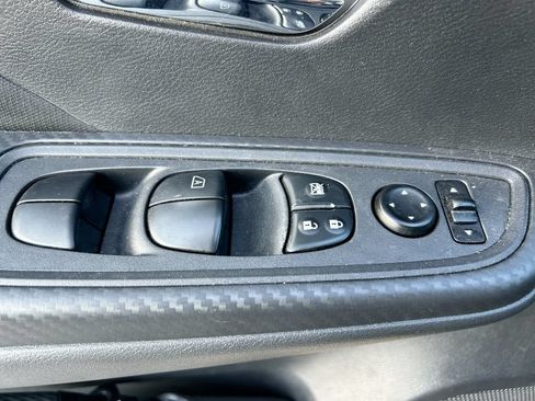 Used 2021 Nissan Versa SV FWD image 12