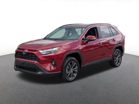 Used 2022 Toyota RAV4 XLE Premium image 5