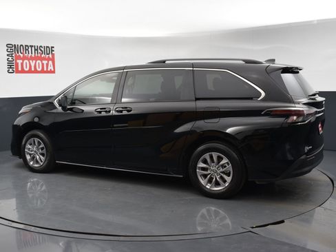 Used 2025 Toyota Sienna LE image 2